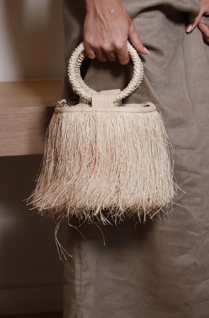 BOLSA BAÚ EM CESTARIA COM FRANJAS VIRGÍNIA