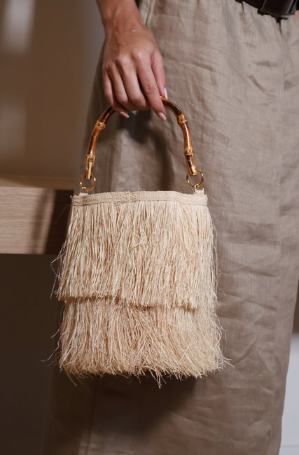 BOLSA BAÚ EM CESTARIA COM FRANJAS MÔNICA