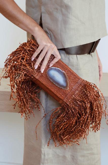 CLUTCH EM RÁFIA COM PEDRARIA MARCIA