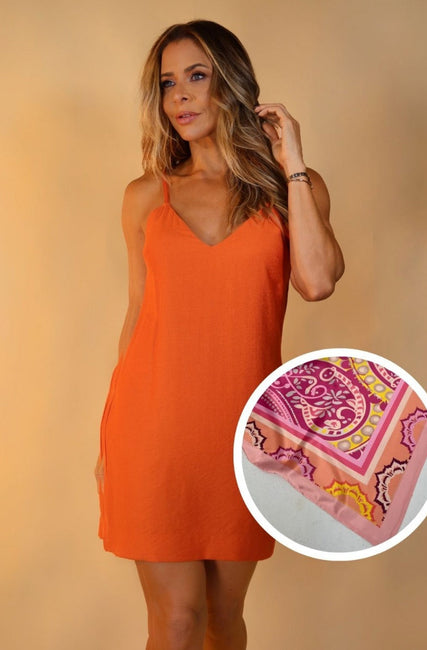 COMBO VESTIDO CURTO SEXTOU LARANJA + LENÇO NÃO ME ENROLA